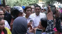 Ditemani para relawan dan simpatisan Prabowo-Hatta, Nurul blusukan sambil menyapa dan bersalam-salaman dengan setiap pedagang.