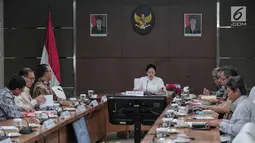 Menko PMK, Puan Maharani memimpin Rapat Tingkat Menteri (RTM) di Kantor Kemenko PMK, Jakarta, Rabu (1/11). Rapat membahas implementasi Peraturan Presiden (Perpres) 95/2017 tentang Peningkatan Prestasi Olah Raga Nasional. (Liputan6.com/Faizal Fanani)