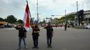 Warga bersama pengguna jalan melakukan penghormatan saat detik-detik proklamasi 17 Agustus di ruas jalan protokol Jakarta-Bogor, pertigaan Cibinong, Bogor, Jawa Barat, Rabu (17/8/2022). Sejumlah pengguna jalan terlihat turun dari kendaraannya dan melakukan sikap hormat. (merdeka.com/Arie Basuki)