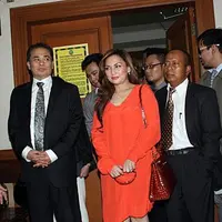 Indra Sahnun Lubis saat menjadi kuasa hukum Nia Daniati ketika menggugat cerai Farhat Abbas. (Liputan6.com)