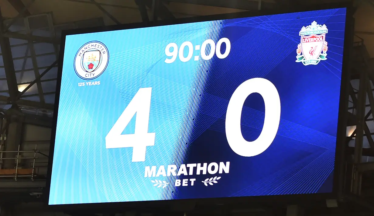 Papan skor menampilkan skor 4-0 setelah 90 menit selama pertandingan antara Manchester City melawan Liverpool di Stadion Etihad di Manchester, Inggris (2//7/2020). City menang telak 4-0 atas Liverpool. (AFP/Pool/Peter Powell)