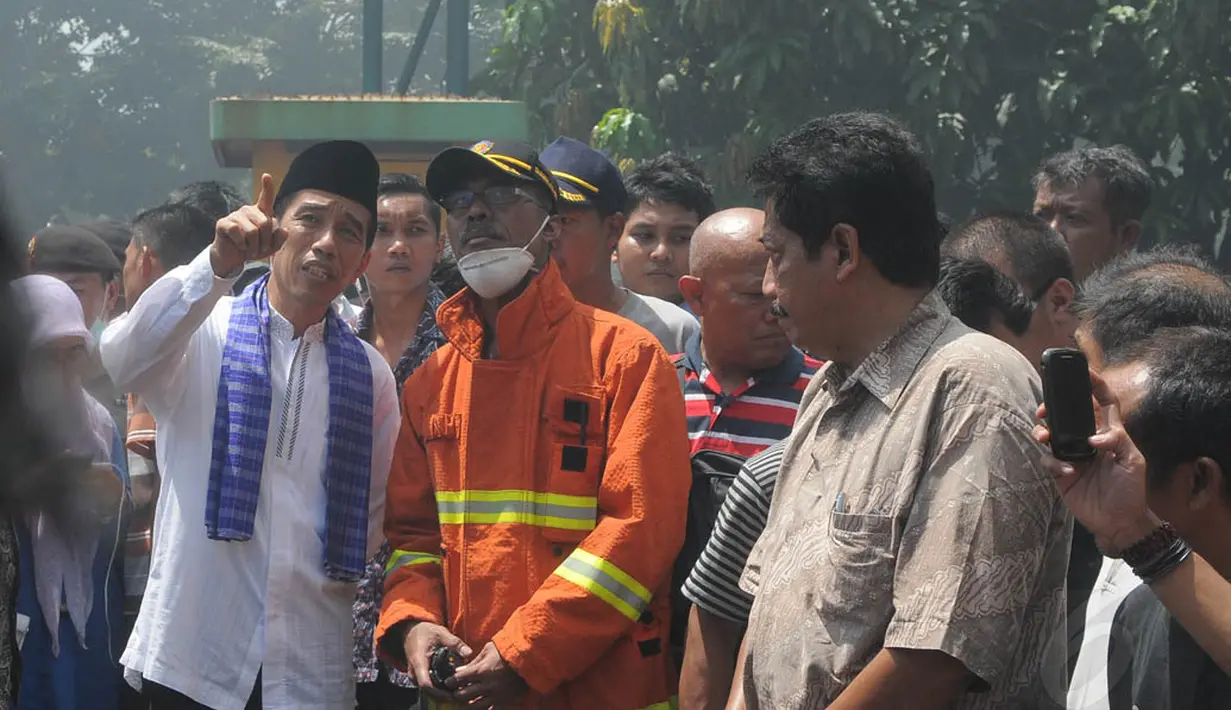 Capres PDIP itu memantau proses pemadaman dan memberikan pengarahan kepada para petugas damkar, Jumat (25/4/14). (Liputan6.com/Herman Zakharia)