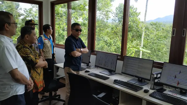 Menteri Energi Sumber Daya Mineral (ESDM) Ignasius Jonan meresmikan pos pemantauan Gunung Agung yang telah rampung direnovasi, di Karang Asem, Bali‎. Liputan6.com/Pebrianto Eko Wicaksono