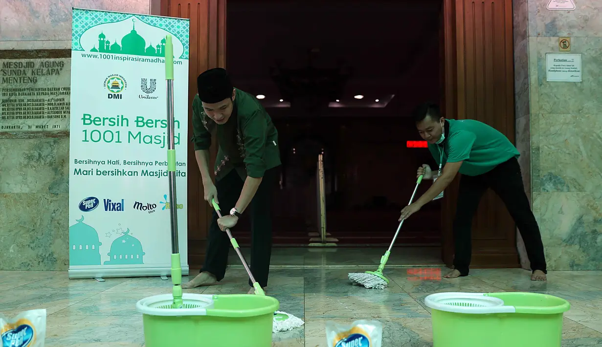 "Ini acara untuk menyambut Ramadan, namanya bersih-bersih 1001 masjid, menyebar di seluruh Indonesia," terang Dude Harlino di Masjid Sunda Kelapa, Jakarta Pusat, Rabu (3/5/2017) seperti dilansir dari Liputan6.com. (Nurwahyunan/Bintang.com)