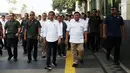 Presiden terpilih Joko Widodo atau Jokowi (kiri) bersama Ketua Umum Partai Gerindra Prabowo Subianto berjalan usai keluar dari Stasiun MRT Senayan, Jakarta, Sabtu (13/7/2019). Jokowi dan Prabowo mendapat pengawalan ketat Paspampres saat menuju FX Sudirman untuk makan siang. (Liputan6.com/JohanTallo)