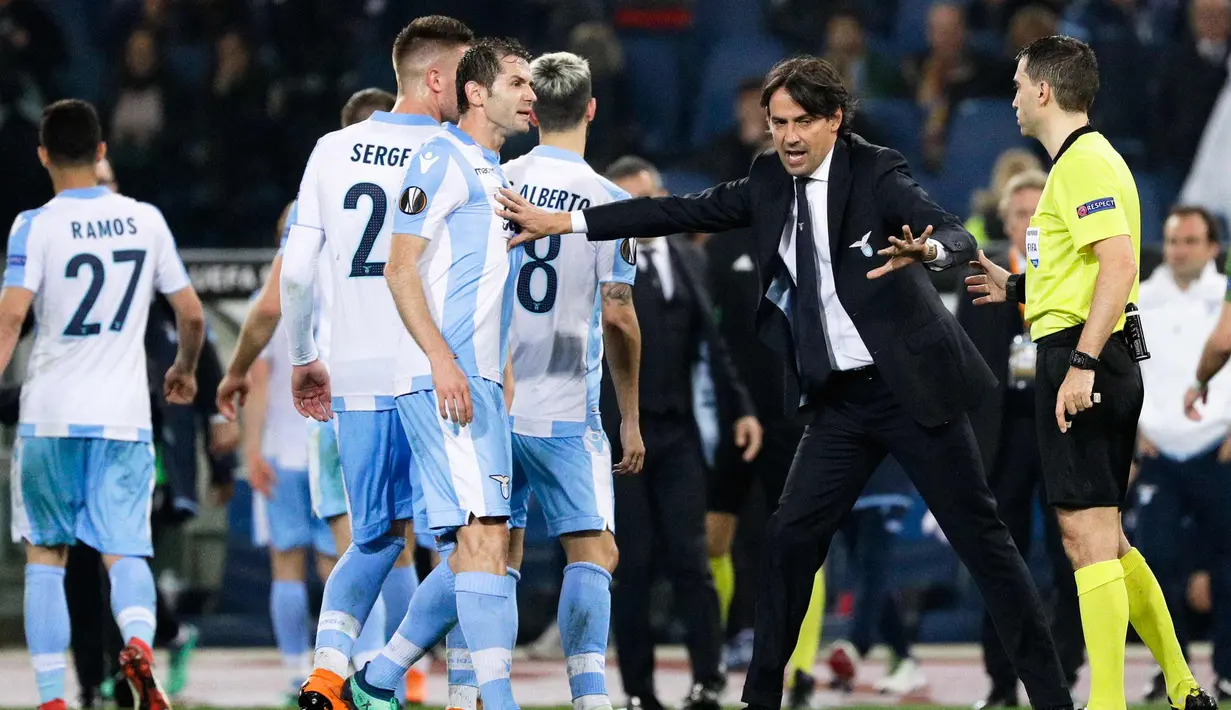 Pelatih Lazio, Simone Inzaghi menginstruksikan pemainnya saat bertanding melawan FC Red Bull Salzburg pada leg pertama babak perempat final Liga Europa di stadion Olimpiade di Roma, Italia (5/4). Lazio menang 4-2. (AFP Photo/Filippo Monteforte)
