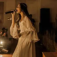 Penyanyi kelahiran 28 Mei 2000 ini kerap tampil feminim tidak hanya dalam kesehariannya, namun juga saat ia bernyanyi di atas panggung. (Liputan6.com/IG/@cakecaine)