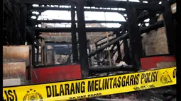 Kebakaran yang melanda Wihara Dharma Bakti, Jakarta Barat, Senin (2/3/2015) dini hari, mengakibatkan sebagian bangunan dan isi di dalam wihara hangus terbakar. (Liputan6.com/Faisal R Syam)