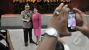 Irjen Pol Ronny Frangky Sompie (kiri) berfoto bersama sang istri seusai upacara pelantikan dan sertijab sebagai Kapolda Bali di Mabes Polri, Selasa (17/3/2015). (Liputan6.com/Johan Tallo)