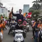 Suporter Persija Jakarta, The Jakmania, konvoi merayakan gelar Piala Presiden dengan melintasi Senayan hingga Monas, Jakarta, Minggu (18/2/2018). Persija meraih juara setelah mengalahkan Bali United. (Bola.com/Vitalis Yogi Trisna)