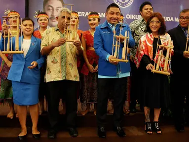 Menteri Kelautan dan Perikanan Susi Pudjiastuti (kedua kiri) dan Politisi Partai Demokrat Michael Wattimena (ketiga kiri) membunyikan angklung tanda membuka acara Rakornas GAMKI, Jakarta, Jumat (12/1). (Liputan6.com/Johan Tallo)