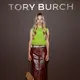 Amanda Seyfried hadir dengan koleksi Resort 2027. Padanan brushed wool top, patent leather skirt, woven raffia belt, dengan the suede Bunny Knot shoulder bag, dan peep-toe pumps. / Foto: Tory Burch.