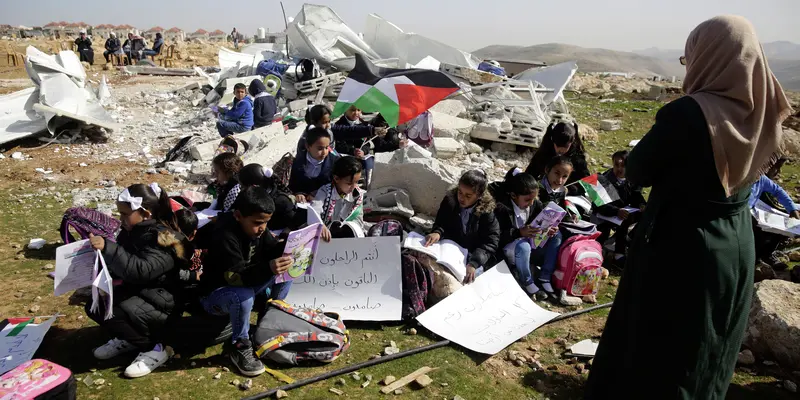 Ketika Anak-Anak Palestina Belajar di Puing Bangunan Sekolah yang Hancur