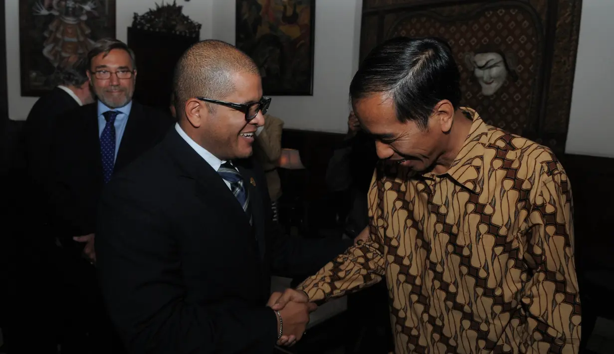 Jokowi berbatik coklat saat menyambut kedatangan 14 Dubes asal negara Amerika Latin dan AS di Oasis Restoran, Jalan Raden Saleh Raya, Cikini, Jakarta Pusat, Selasa (6/5/2014) (Liputan6.com/Herman Zakharia).