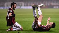 Giacomo Bonaventura (kanan) rayakan gol untuk AC Milan saat menang lawan Lazio (MARCO BERTORELLO / AFP)