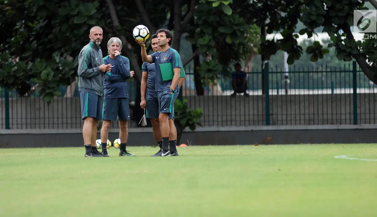 Pelatih Timnas Indonesia, Luis Milla Aspas (kanan) jelang latihan di Lapangan A Senayan, Jakarta, Jumat (12/1). Timnas Indonesia akan menjamu Islandia pada laga persahabatan di Stadion GBK, Minggu (14/1). (Liputan6.com/Helmi Fithriansyah)
