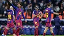 Pertandingan yang digelar di Stadion RCDE, Sabtu 3 Januari 2026 waktu setempat atau Minggu (4/1/2026) dini hari WIB berakhir dengan skor 2-0 untuk kemenangan tim tamu, Barcelona. Tampak dalam foto, penyerang Barcelona asal Spanyol, Lamine Yamal dan rekan-rekan setimnya merayakan keunggulan saat pertandingan pekan ke-18 Liga Spanyol 2025/2026 melawan RCD Espanyol di Stadion RCDE, Sabtu 3 Januari 2026 waktu setempat atau Minggu (4/1/2026) dini hari WIB. (MANAURE QUINTERO/AFP)