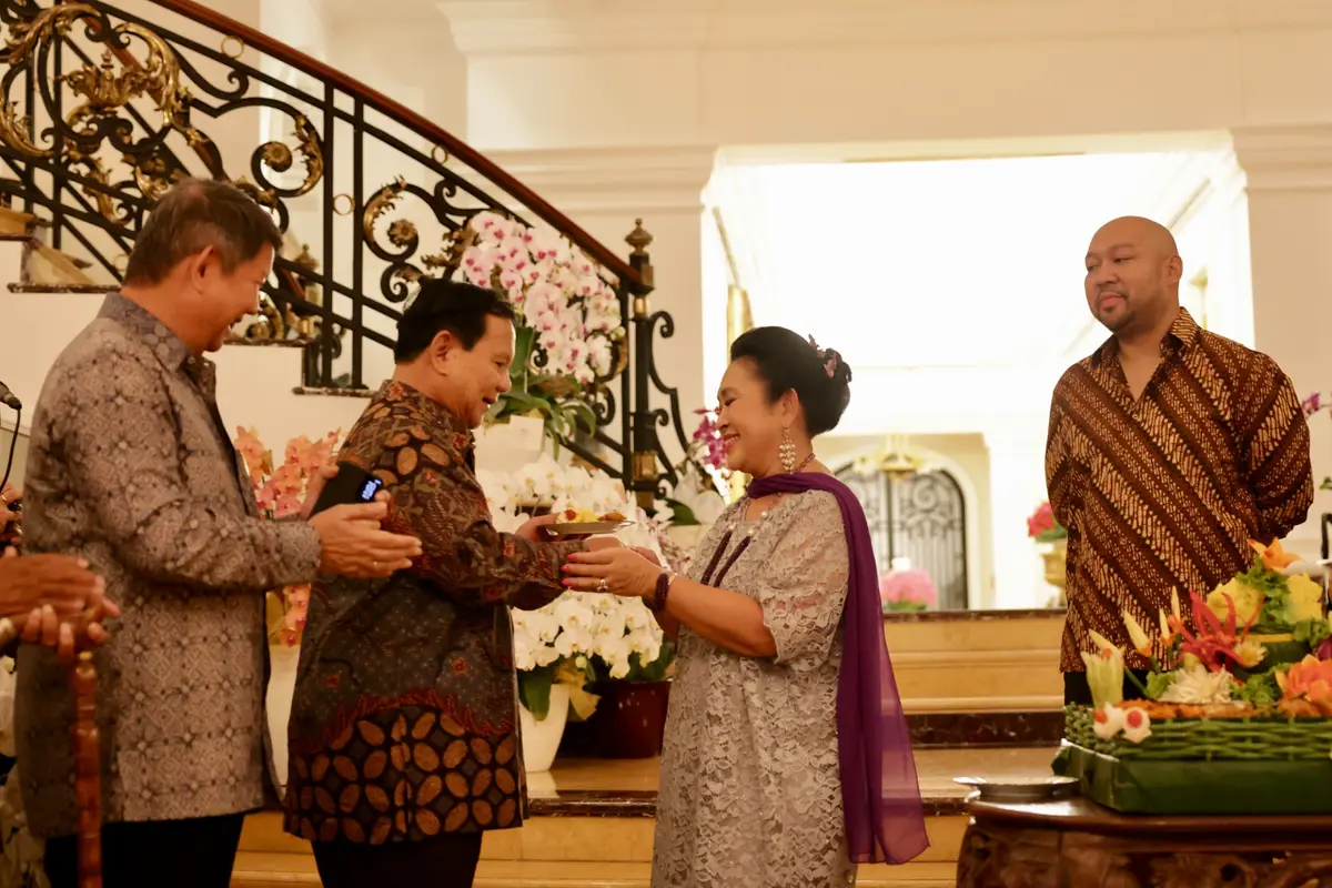 Ketua Umum Partai Gerindra sekaligus capres suara terbanyak Prabowo Subianto menghadiri acara ulang tahun Siti Hediati Hariyadi atau kerap disapa Titiek Soeharto yang ke 65 tahun di kediaman Jl. Teuku Umar, Menteng, Jakarta Pusat, Minggu (14/4) malam (Ist