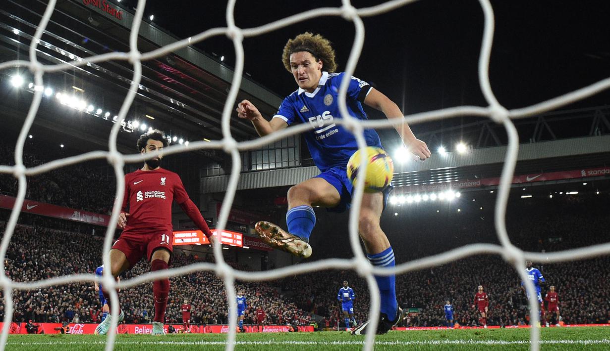 Kemenangan Liverpool atas Leicester City pada laga pekan ke-18 Liga Inggris 2022/2023 tak lepas dari peran pemain The Foxes, Wout Faes. Ia telah menyumbangkan dua gol kemenangan pada pertandingan yang berlangsung di Anfield, Sabtu (31/12/2022) dini hari WIB. (AFP/Oli Scarff)