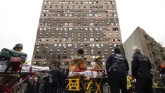Petugas darurat bekerja di lokasi kebakaran gedung apartemen di Bronx, New York, Amerika Serikat, 9 Januari 2022. Sebanyak 19 orang tewas dalam kebakaran maut tersebut. (AP Photo/Yuki Iwamura)