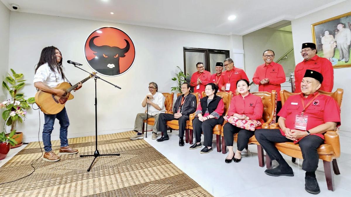 Senyum dan Tawa Megawati Saat Dengar Lagu dari Seniman Yogyakarta untuk