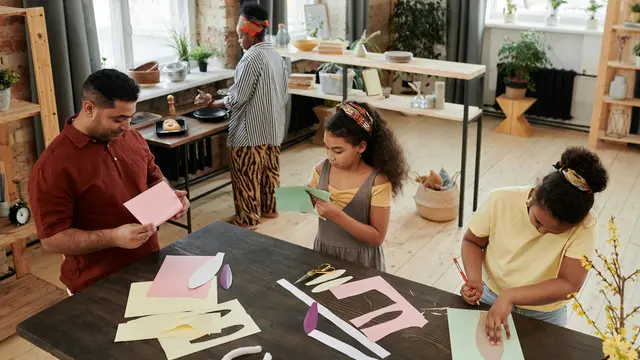 Ide DIY Scrapbook untuk Mengabadikan Momen Liburan Bersama Keluarga
