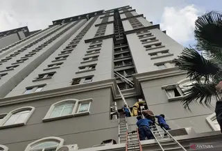 Evakuasi Korban Kebakaran Apartemen Mediterania Tanjung Duren. ANTARA/Risky Syukur