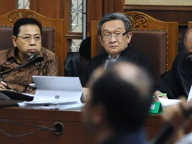 Terdakwa dugaan korupsi proyek e-KTP Setya Novanto (kiri) mendengar keterangan saksi saat mengikuti sidang lanjutan di Pengadilan Tipikor, Jakarta, Kamis (18/1). Sidang beragendakan mendengar keterangan saksi. (Liputan6.com/Helmi Fithriansyah)