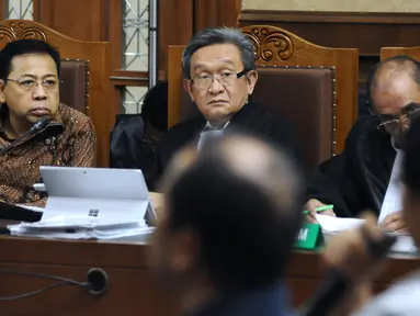 Terdakwa dugaan korupsi proyek e-KTP Setya Novanto (kiri) mendengar keterangan saksi saat mengikuti sidang lanjutan di Pengadilan Tipikor, Jakarta, Kamis (18/1). Sidang beragendakan mendengar keterangan saksi. (Liputan6.com/Helmi Fithriansyah)