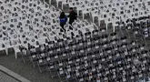 Lebih dari 1.000 kursi dengan foto-foto korban tewas dalam serangan militan Hamas terhadap Israel dipajang di Pariser Platz depan Gerbang Brandenburg, Berlin, Jerman, Selasa 7 Oktober 2025. (AP Photo/Markus Schreiber)