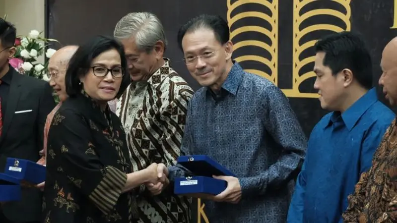 Menteri Keuangan Sri Mulyani memberikan penghargaan kepada pemilik Grup Emtek Raden Eddy Kusnadi Sariaatmadja, Selasa (13/3/2018). Perhargaan diberikan bagi wajib pajak yang berkontribusi besar dan taat kepada peraturan perpajakan. (Foto: DJP)