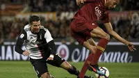Steven Nzonzi melanggar Cristiano Ronaldo pada laga lanjutan Serie A yang berlangsung di Stadion Olimpico, Roma, Senin (13/5). AS Roma menang 2-0 atas Juventus. (AFP/Filippo Monteforte)