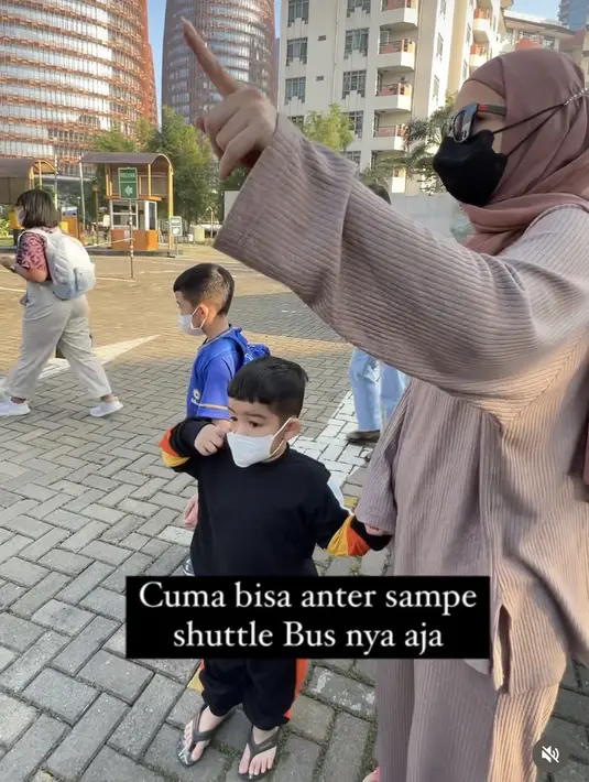 <p>Tya Ariestya tampil mengenakan two pieces warna keungguan yang serasi dengan kerudungnya ketika mengantar anak-anaknya ke sekolah. @tya_ariestya.</p>