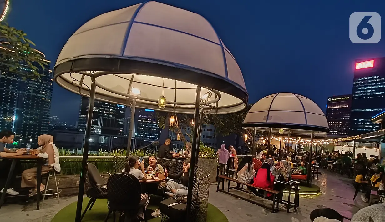 <p>Pengunjung menikmati berbuka puasa di Déjà vu Sky Dining The Plaza Semanggi, Jakarta, Sabtu (23/04/2022). Tempat makan yang berada di rooftop seluas lebih dari 2.200 m2 memberikan momen buka puasa yang spesial sembari melihat gemerlap kota Jakarta dari ketinggian. (Liputan6.com/Fery Pradolo)</p>
