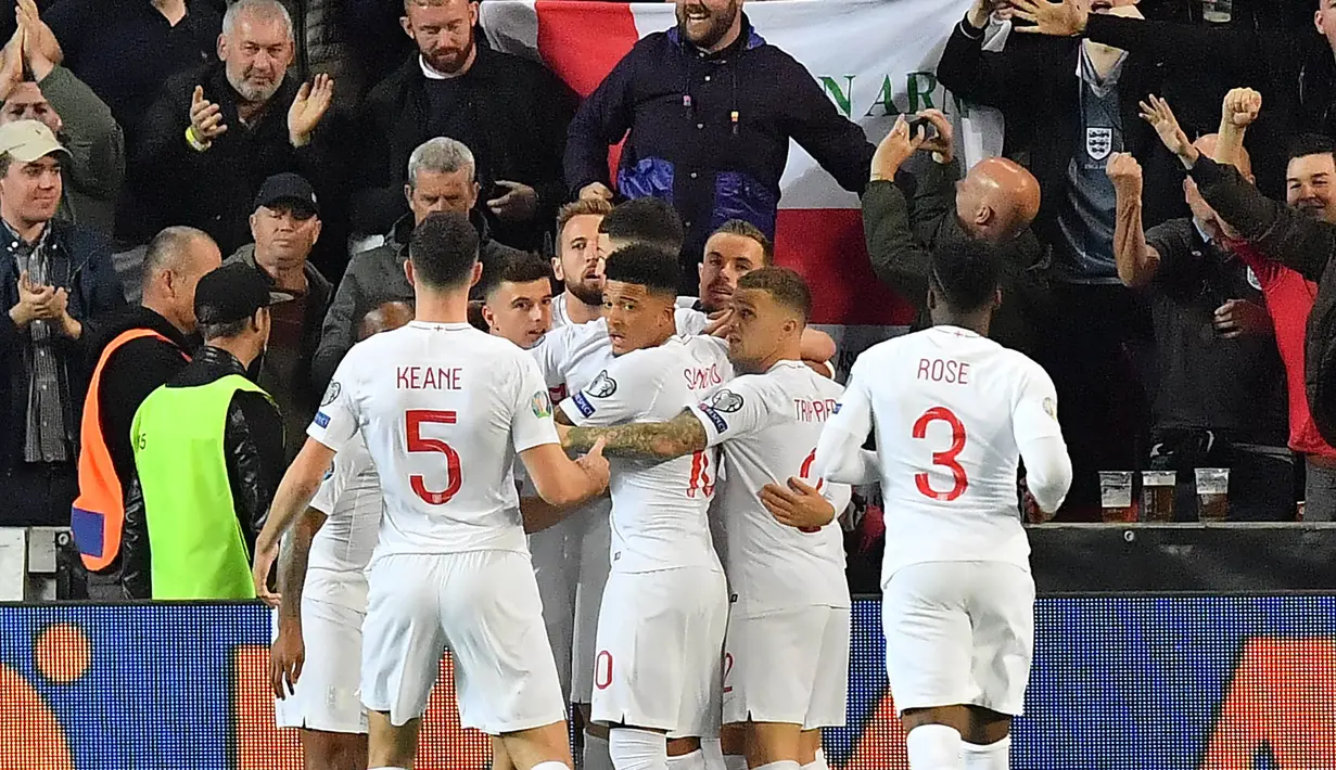 Para pemain Inggris merayakan gol yang dicetak Harry Kane ke gawang Ceko pada laga Kualifikasi Piala Eropa 2020 di Stadion Sinobo Arena, Prague, Sabtu (11/10). Ceko menang 2-1 atas Inggris. (AFP/Joe Klamar)