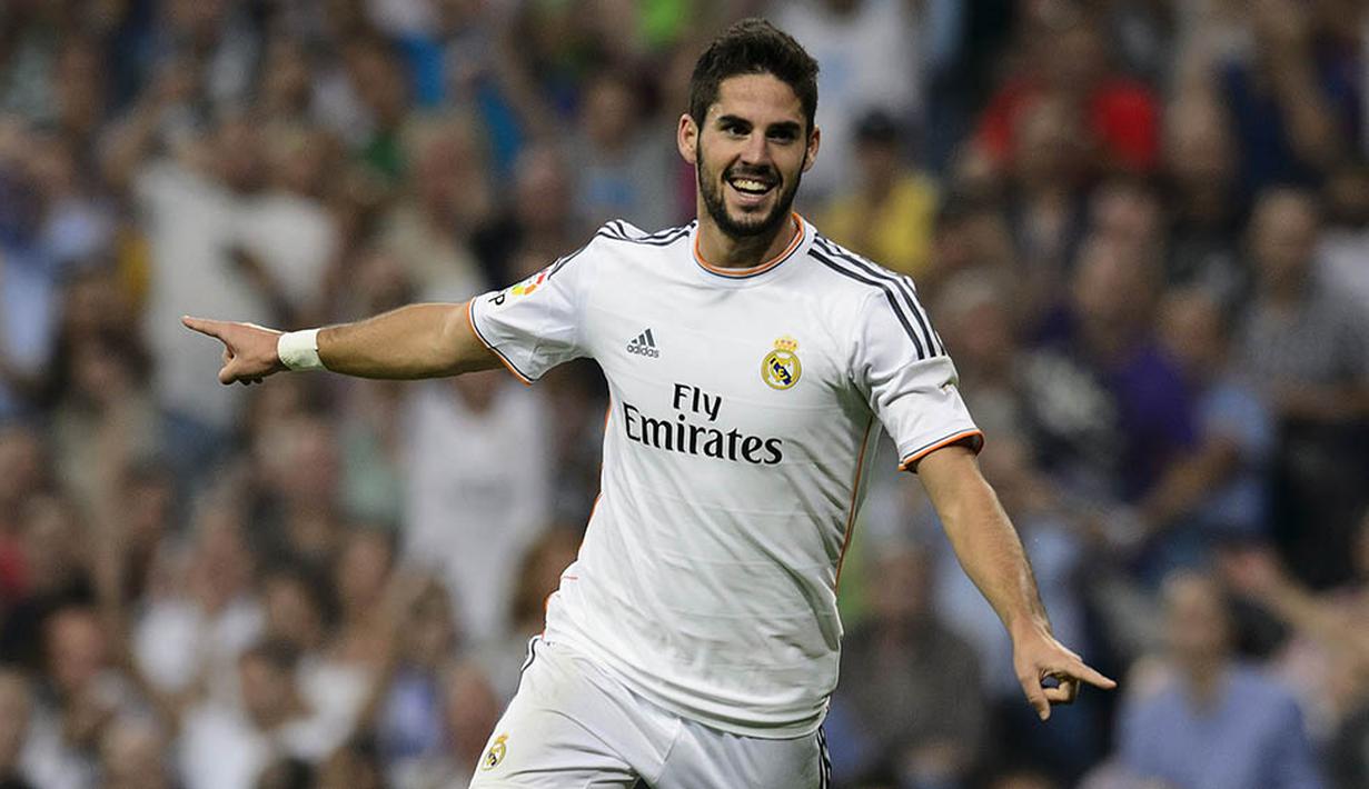 6. Pelatih baru Real Madrid, Zinedine Zidane, lebih menyukai gaya bermain Isco daripada Gareth Bale. Gelandang asal Spanyol yang dibeli Los Blancos dari Malaga itu merupakan rekomendasi dari Zizou. (AFP/Dani Pozo)