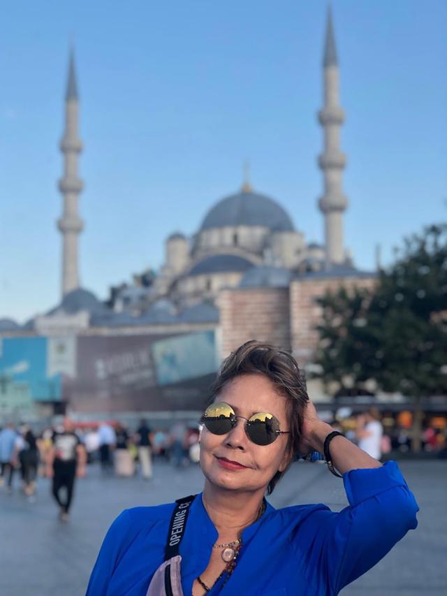 Lama Tak Muncul, Ini 6 Potret Terbaru Debby Sahertian yang Fokus di Dunia Fashion