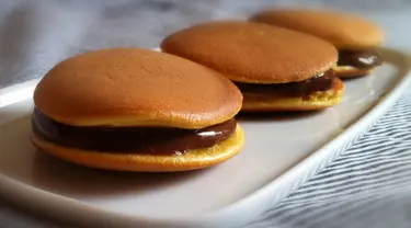 Dorayaki merupakan kue favorit doraemon yang merupakan kue tradisional khas jepang. Kue ini biasanya tengahnya berisi selai kacang merah, cokelat, atau matcha. Tekstur lembut dan rasanya yang manis membuat kue ini banyak digemari. (Istimewa)