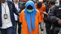 Tersangka kasus istri bunuh dan bakar suami serta anak tiri tertunduk saat dihadirkan di Polda Metro Jaya, Jakarta, Senin (2/9/2019). Polisi membekuk empat tersangka terkait pembunuhan ECP dan MAP. (Liputan6.com/Immanuel Antonius)