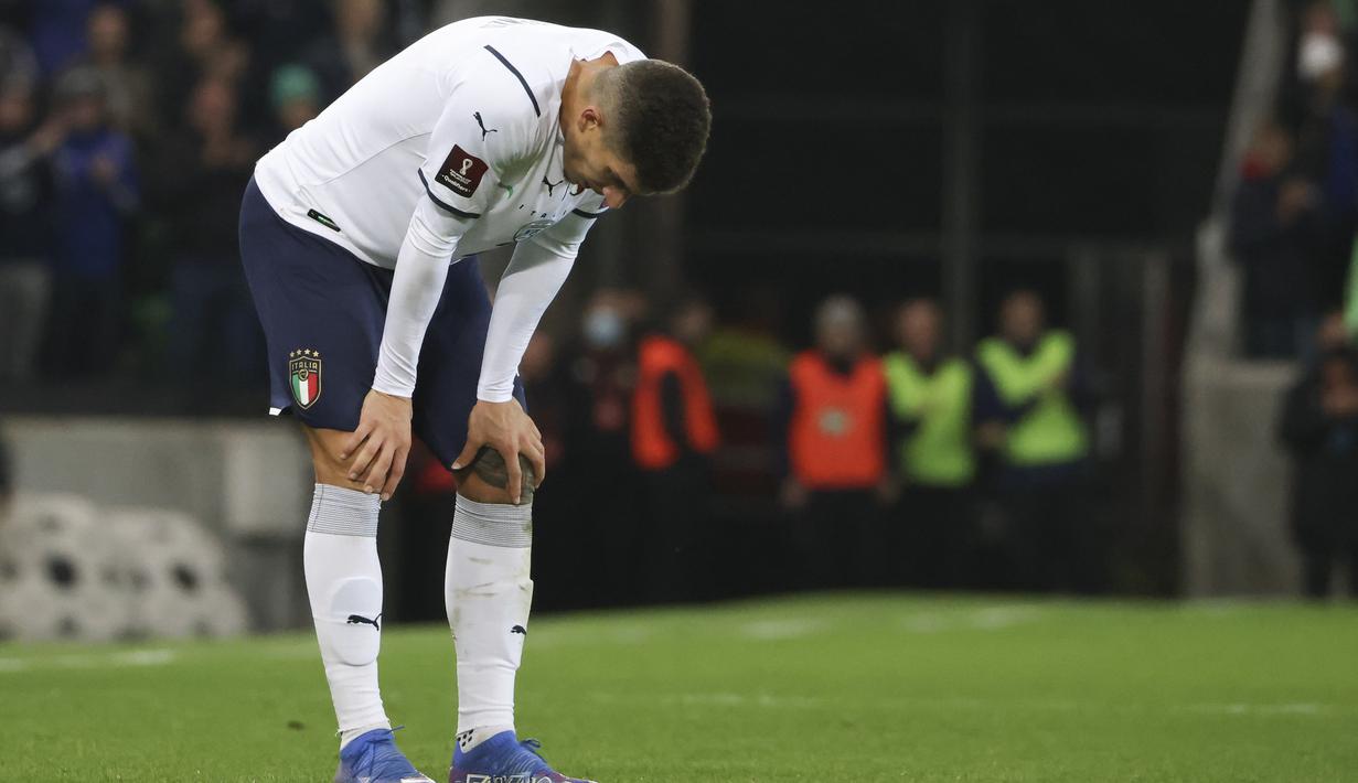 Pasukan Roberto Mancini sebenarnya sudah tampil menekan sejak laga dimulai. Namun rapatnya barisan Irlandia Utara membuat Italia kesulitan mencetak angka. (AP/Peter Morrison)