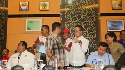 Menteri Tenaga Kerja M Hanif Dhakiri mengatakan pemerintah masih terus melakukan kajian untuk menemukan formula yang terbaik bagi kenaikan upah buruh