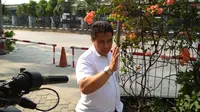 Tim pengawas Sudin Nakertrans keluar dari Hotel Alexis, Jakarta, Rabu (1/11/2017). (Liputan6.com/Moch Harun Syah)