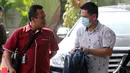 Kepala Kantor Imigrasi Kelas I Mataram Kurniadie (kanan) tiba di Gedung KPK, Jakarta, Selasa (28/5/2019). KPK menyita ratusan juta rupiah sata melakukan operasi tangkap tangan (OTT) KPK Kurniadie. (Liputan6.com/HO/Joni)