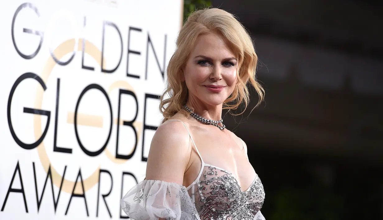 Aktris Nicole Kidman tersenyum saat menghadiri acara penghargaan Golden Globe Awards 2017 di Beverly Hilton, Beverly Hills, California, AS (8/1). Nicole Kidman tampil memukau dalam balutan gaun silver dari Alexander McQueen. (Jordan Strauss/Invision/AP)
