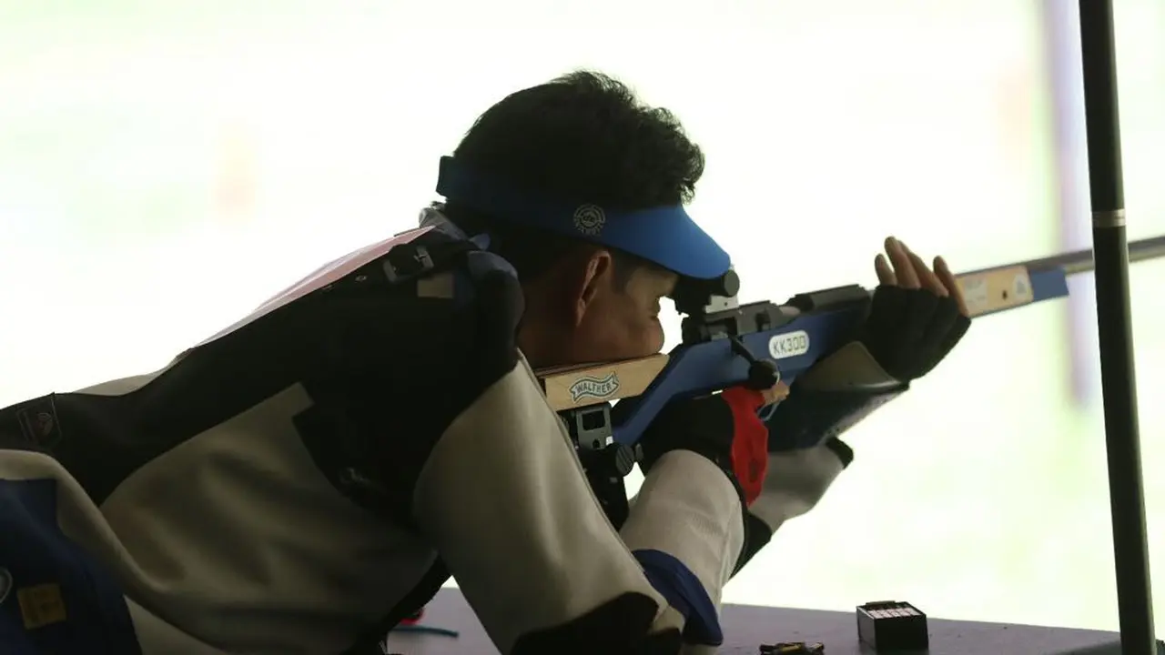 Totok Tri Martanto dari Riau menjuarai nomor 25m rapid fire pistol kategori putra di test event menembak, Jumat (10/11/2017) di Lapangan Tembak Senayan.