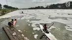Atlet dayung pemula Tim Pemprov DKI berlatih di tengah busa limbah Banjir Kanal Timur (BKT) di Jakarta, Minggu (25/3). Air kali BKT dipenuhi dengan busa selepas pintu air Weis-3 Marunda, Cilincing, Jakarta Utara menuju teluk. (Merdeka.com/Arie Basuki)