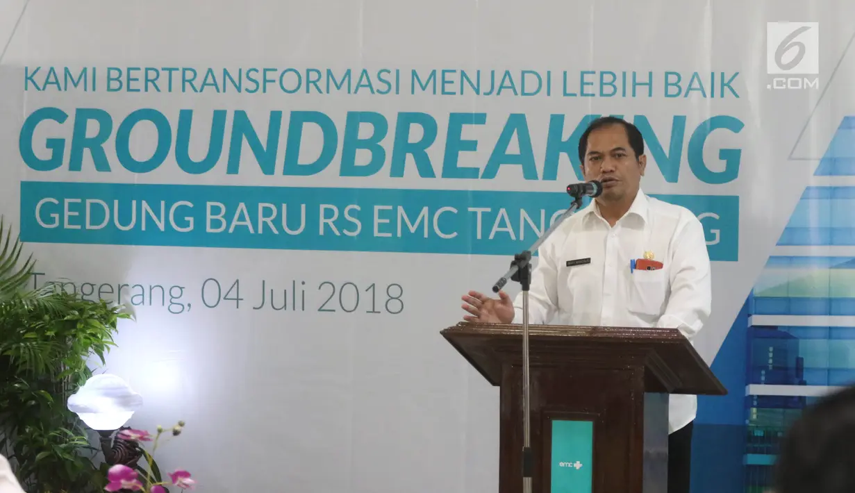 Kepala Dinas Kesehatan Provinsi Banten Dr. drg. Sigit Wardojo, M.Kes memberi sambutan saat groundbreaking gedung baru RS EMC Tangerang, Banten, Rabu (4/7). Nantinya, bangunan baru RS EMC Tangerang ini bakal tersedia 287 kamar. (Liputan6.com/Arya Manggala)