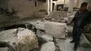 Museum Mosul terlihat rusak parah, Suriah, Senin (13/3). Museum yang didirikan pada 1952 tersebut kini hanya menyimpan puing-puing. (AFP PHOTO/AHMAD AL-RUBAYE)