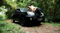 Adegan tabrakan diperankan oleh stuntman (Liputan6.com/Zulfikar)