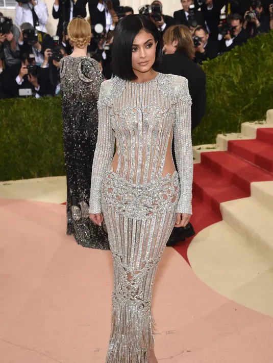 Adik kandung dari Kendall Jenner ini tak ragu membagikan momen hari-harinya lewat Snapchat, termasuk dirinya membuat tato kecil di bagian bokongnya. (AFP/Bintang.com)